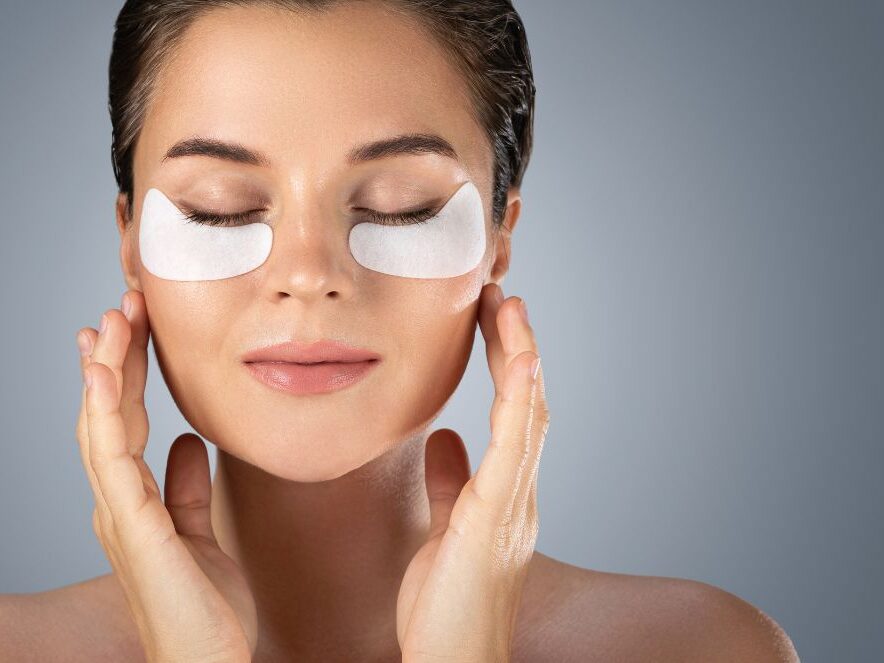 evitar retención de líquidos alrededor de los ojos